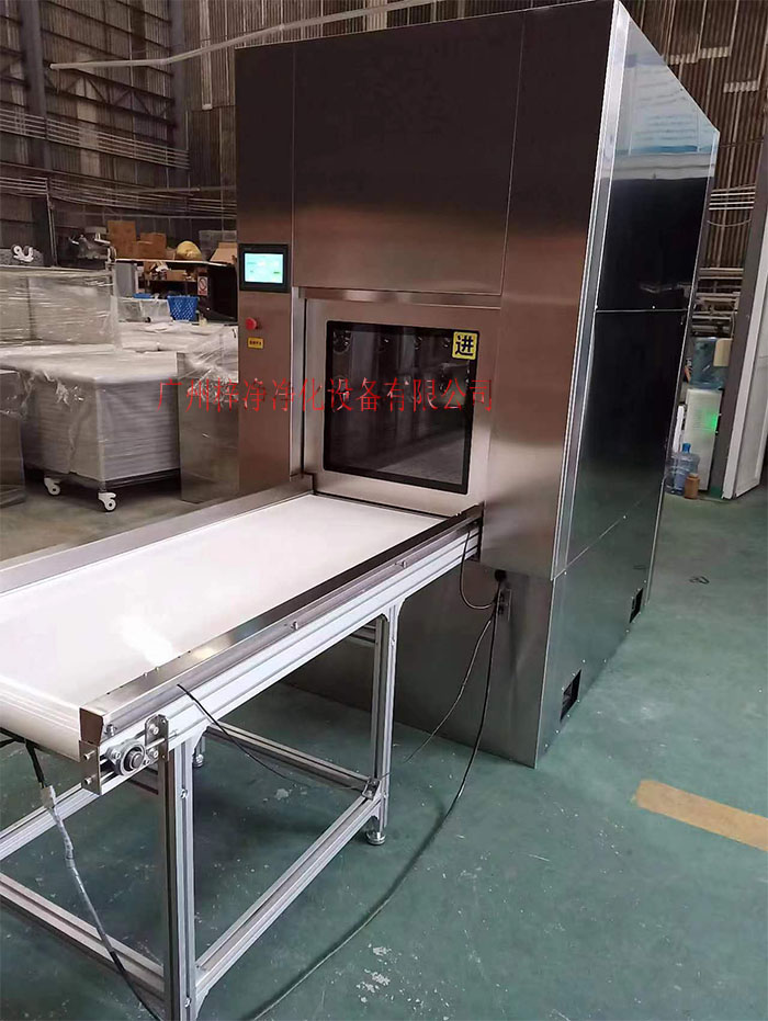 輸送帶傳遞窗還可吹淋被傳遞物品的表面，防止物品可能攜帶塵埃進入潔凈室。