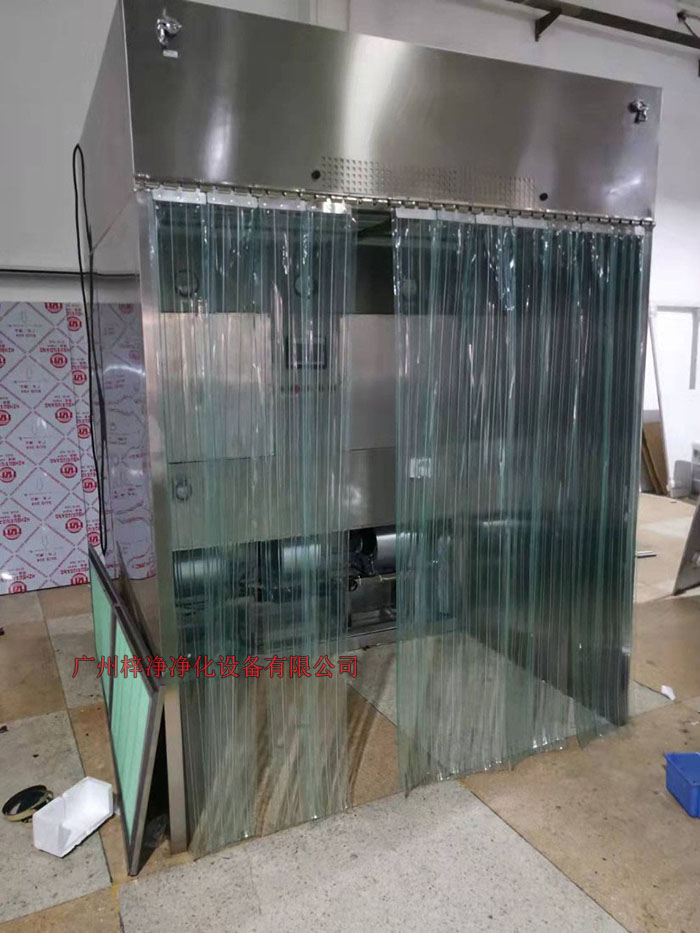 潔凈層流采樣車具體要求；從室內(nèi)空氣經(jīng)過初效過濾器，從高效空氣過濾器出風(fēng)，配無隔板高效過濾器過濾效率為：99.99@0.3μm和G4級初效過濾器，確保凈化級別，靜態(tài)100級美聯(lián)邦209E標(biāo)準(zhǔn)；