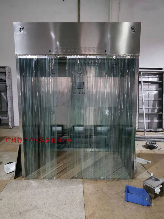 潔凈層流采樣車具體要求；從室內(nèi)空氣經(jīng)過初效過濾器，從高效空氣過濾器出風(fēng)，配無隔板高效過濾器過濾效率為：99.99@0.3μm和G4級初效過濾器，確保凈化級別，靜態(tài)100級美聯(lián)邦209E標(biāo)準(zhǔn)；