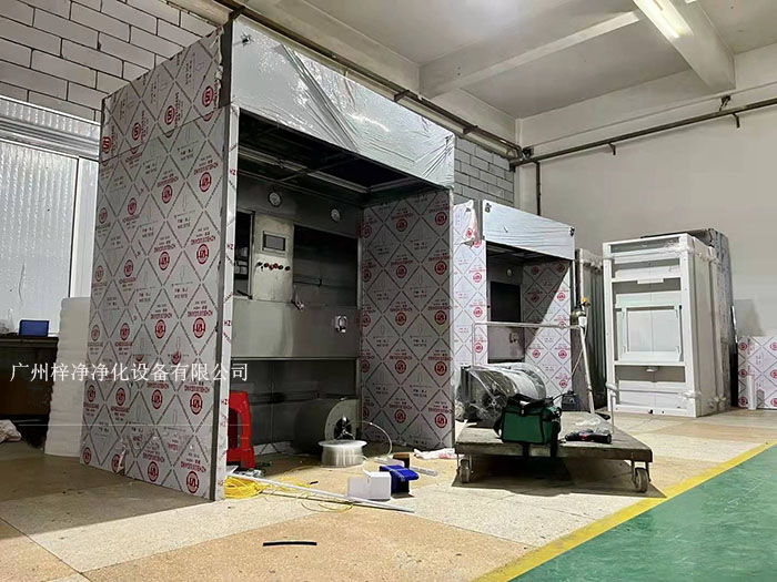 負(fù)壓稱量室在制藥行業(yè)中，潔凈室是確保藥品生產(chǎn)過程符合衛(wèi)生標(biāo)準(zhǔn)的重要設(shè)施。