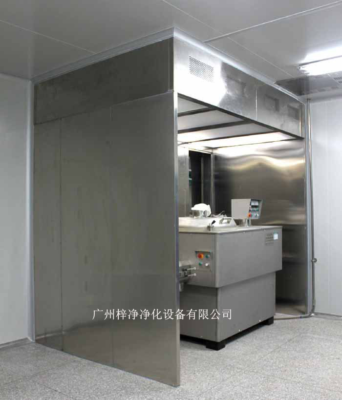 負(fù)壓稱量室由蜂鳴器、風(fēng)速傳感器、PAO注入口、DOP檢測口、中效壓差表、初效壓差表、高效壓差表、集中控制屏、防塵插座、回風(fēng)網(wǎng)孔板、排風(fēng)網(wǎng)孔、啟動按鈕、急停、風(fēng)機(jī)箱、風(fēng)機(jī)、初效過濾器、液槽高效過濾器、照明燈具、均流膜、無隔板高效過濾器幾大部件組成的。